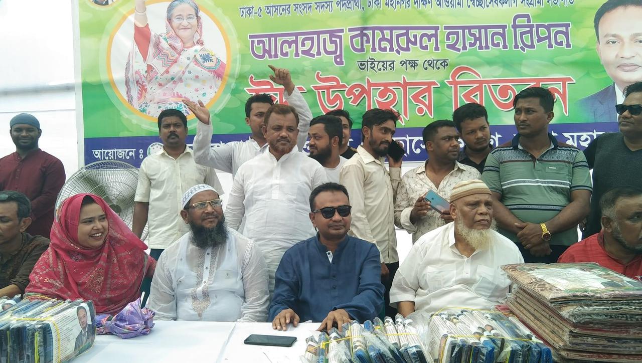 ডেমরায় ৭০০ পরিবারের মাঝে দক্ষিণ স্বেচ্ছাসেবক লীগ সভাপতির ঈদ উপহার বিতরণ