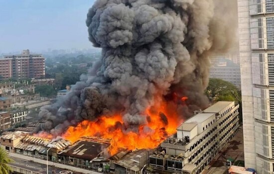 বঙ্গবাজারে আগুন : নিয়ন্ত্রণে কাজ করছে ৫০ ইউনিট