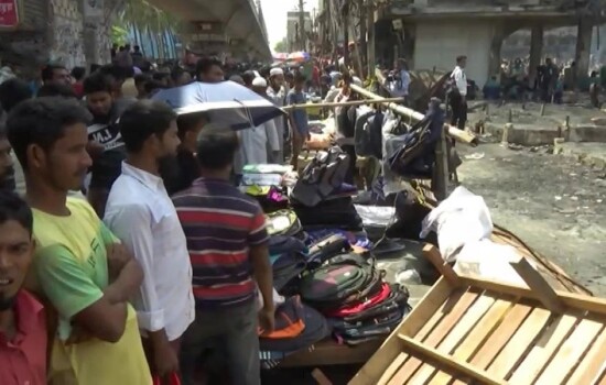 আগুনে পোড়া বঙ্গবাজারে বসলো অস্থায়ী দোকান