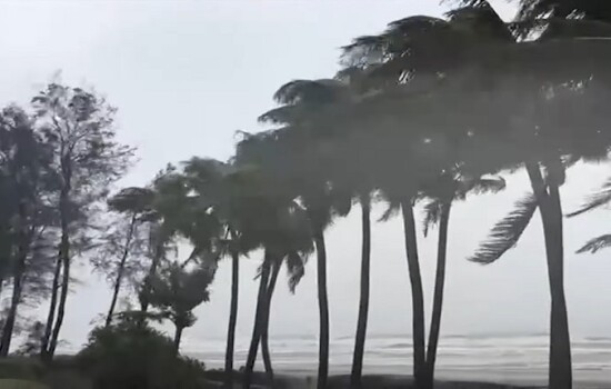 কক্সবাজার অতিক্রম করে মিয়ানমারে মোখা