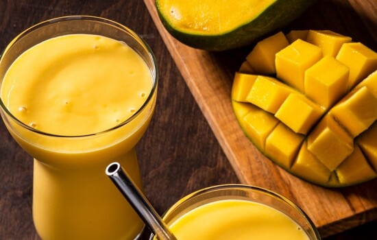 পাকা আমের লোভনীয় লাচ্ছি