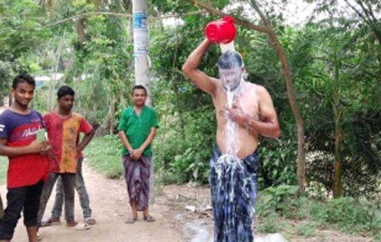 স্ত্রীর সঙ্গে বিচ্ছেদের খুশিতে দুধ দিয়ে গোসল যুবকের