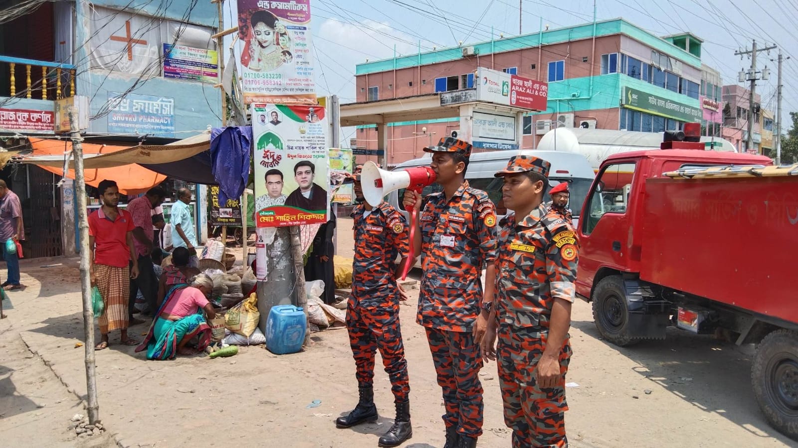 ঘূর্ণিঝড় মোখা মোকাবিলায় সকলকে সচেতন করছে ফায়ার সার্ভিস