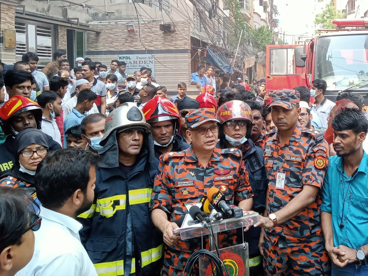 আদাবরে আটতলা ভবনে আগুন, নিয়ন্ত্রণে ৫ ইউনিট