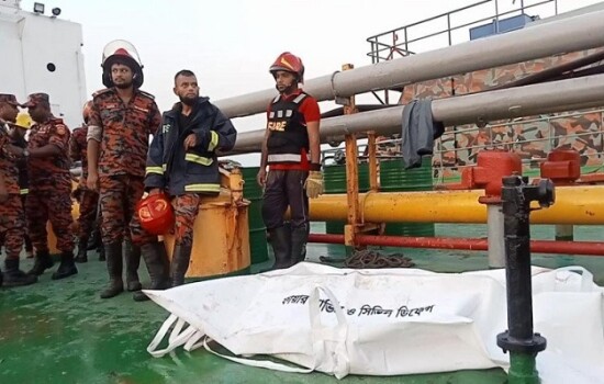 বরিশালে কার্গোতে ইঞ্জিন রুমে আগুন, নিহত ২