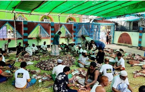 ‘এ পঞ্চায়েতে যিনি কোরবানি দেবেন না তিনিও সমবণ্টনে মাংস পাবেন’