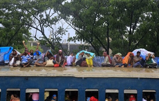 বৃষ্টি মাথায় নিয়ে ঘরে ফিরছে মানুষ