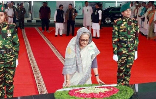 বঙ্গবন্ধুর প্রতিকৃতিতে প্রধানমন্ত্রীর শ্রদ্ধা