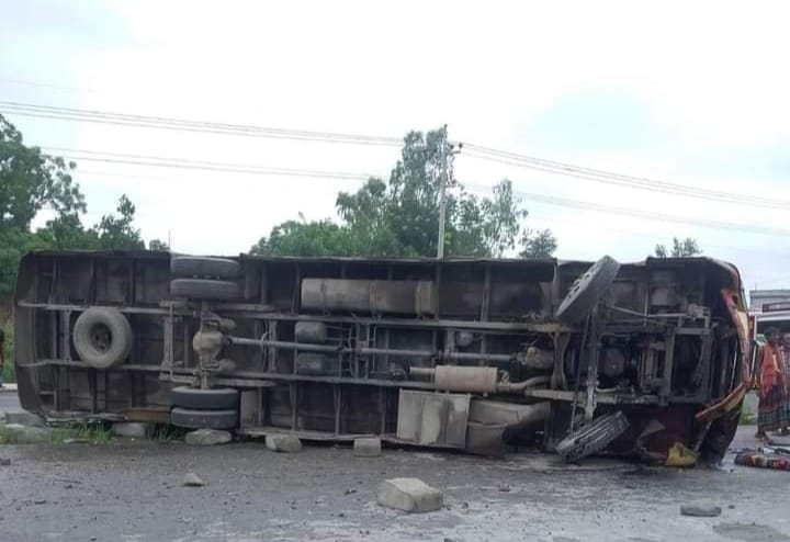 বগুড়ায় যাত্রীবাহী বাস উল্টে নিহত – ২