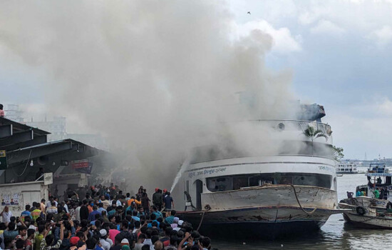 সদরঘাটে লঞ্চের আগুন নিয়ন্ত্রণে