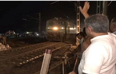 ভয়াবহ দুর্ঘটনা: ৫১ ঘণ্টা পর ভারতের সেই লাইনে ট্রেন চলাচল শুরু