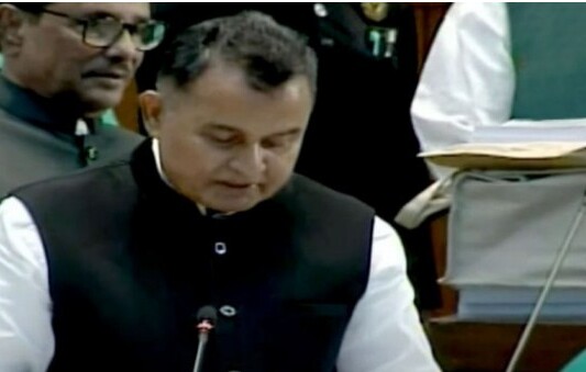 সংসদে বাজেট পেশ করছেন অর্থমন্ত্রী