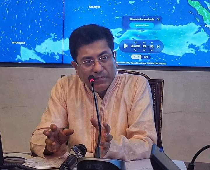 নিয়ন্ত্রণ কক্ষে ২য় দিনের মতো বর্জ্য অপসারণ কার্যক্রম তদারকি করলেন ঢাকা দক্ষিণ সিটি করপোরেশনের মেয়র ব্যারিস্টার শেখ ফজলে নূর তাপস।