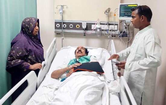 অল্পের জন্য প্রাণে বাঁচলেন এমপি বাবলা