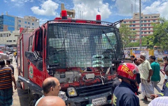 আগুন নেভাতে যাওয়ার পথে ফায়ার সার্ভিসের কর্মীসহ নিহত ২