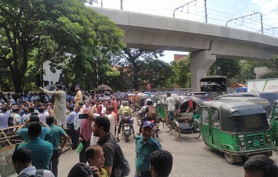 জাতীয়করণের দাবিতে শিক্ষকদের আন্দোলন চলছে, যানজটে ভোগান্তি