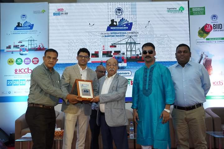 ৫ম আন্তজাতিক মেরিনটেক বাংলাদেশ শীর্ষক অনুষ্ঠানে মাননীয় শিল্পমন্ত্রী নুরুল মজিদ হুুমায়ন এমপি ক্রেস্ট প্রদান করেন আনন্দ গ্রুপ এর নির্বাহী পরিচালক ডঃ তারিকুল ইসলাম কে