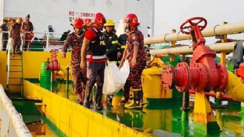 বরিশালে তেলবাহী ট্যাংকারে আগুন