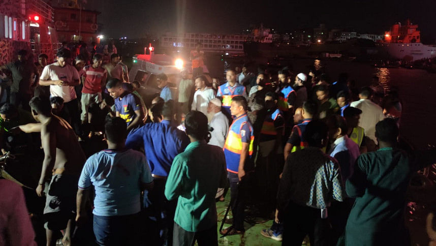 কেরানীগঞ্জ একটি যাত্রীবাহী ওয়াটার বাস যাত্রীসহ ডুবে যায়