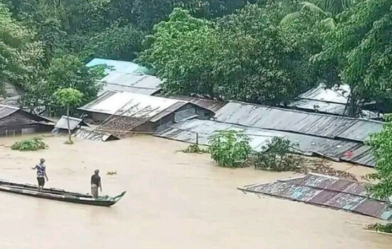 চট্টগ্রামে বন্যা কবলিত এলাকায় সেনা ও নৌবাহিনী মোতায়েন