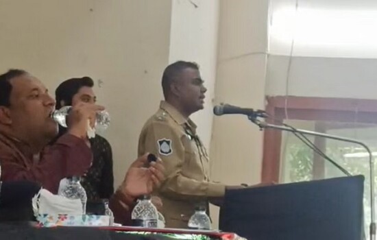 শোক দিবসের অনুষ্ঠানে নৌকার জন্য ভোট চাইলেন ওসি!