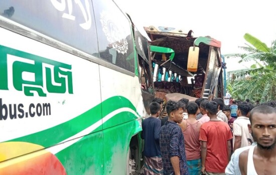 শোক দিবসের কর্মসূচিতে যাওয়ার পথে দুই বাসের মুখোমুখি সংঘর্ষ, আহত ১৬