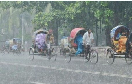 রাতভর বৃষ্টি, সকালে ভোগান্তিতে রাজধানীবাসী