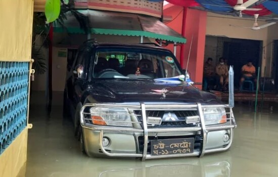 মেয়রের বাড়িতে হাঁটুপানি