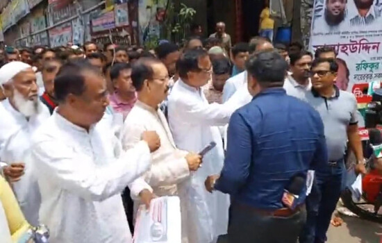 খালেদা জিয়ার মুক্তি ও সুচিকিৎসার দাবিতে বিএনপির লিফলেট বিতরণ