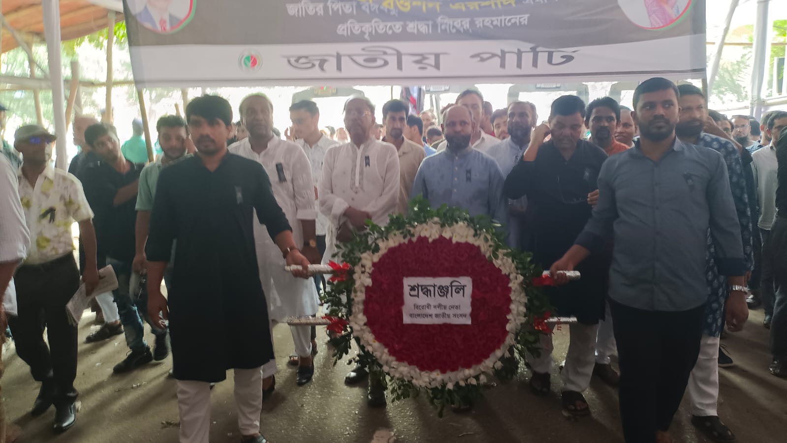 জাতীয় শোক দিবসে বিরোধী দলীয় নেতার পক্ষে বঙ্গবন্ধুর প্রতিকৃতিতে শ্রদ্ধা নিবেদন।