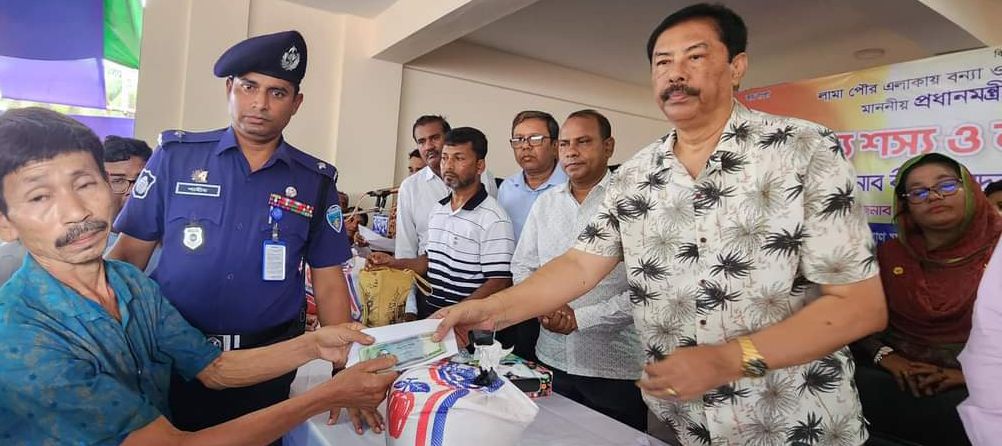 বান্দরবানের লামায় বন্যার্ত মানুষের পাশে ছুটে গেলেন পার্বত্য মন্ত্রী বীর বাহাদুর