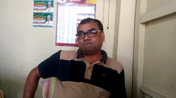 মৌলভীবাজারের জুড়ীতে – ডাক্তার পদবি ব্যবহার করে ভুয়া ডাক্তার সাধন বিশ্বাস রোগী দেখছেন