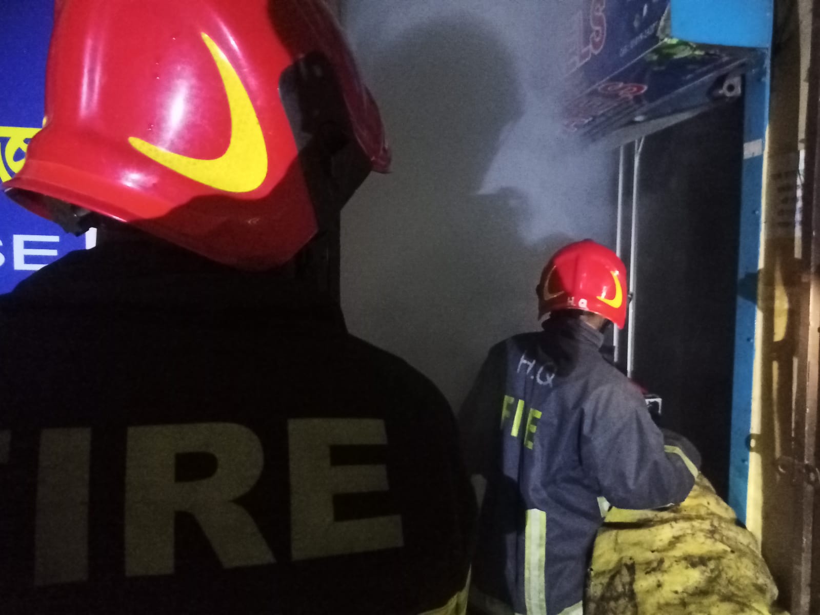 বরিশাল প্লাজা মার্কেটের পশ্চিম পাশে ৪ তলা ভবনের ৪ তলায় আগুন