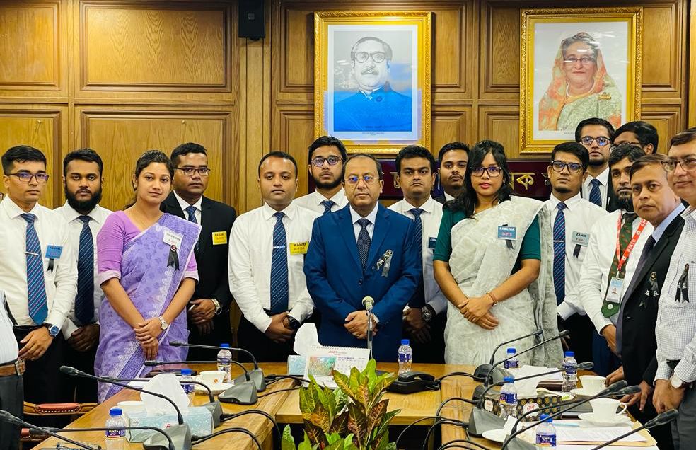 হাসিমুখে সেবা দিতে হবে- নবীন বিসিএস কর্মকর্তাদের প্রতি পার্বত্য সচিব মশিউর রহমান এনডিসি