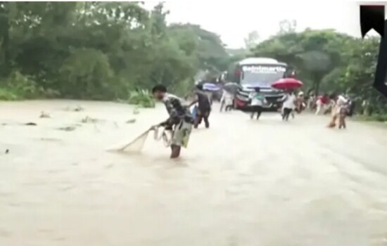 ভারি বর্ষণ: চট্টগ্রাম-কক্সবাজার সড়ক যোগাযোগ বিচ্ছিন্ন
