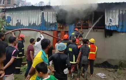 নারায়ণগঞ্জে থান কাপড়ের গোডাউনে অগ্নিকাণ্ড