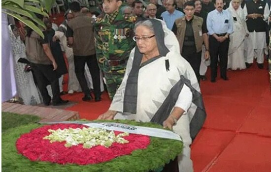 গ্রেনেড হামলায় নিহতদের প্রতি শ্রদ্ধা জানালেন প্রধানমন্ত্রী