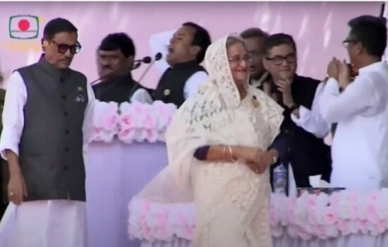 রংপুরে সমাবেশ মঞ্চে প্রধানমন্ত্রী