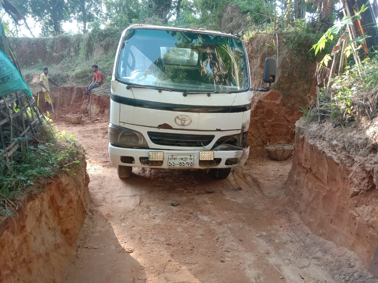 জুড়ীতে অবৈধভাবে টিলাকাটা থামছে না- ঝুঁকিতে ঘরবাড়ি