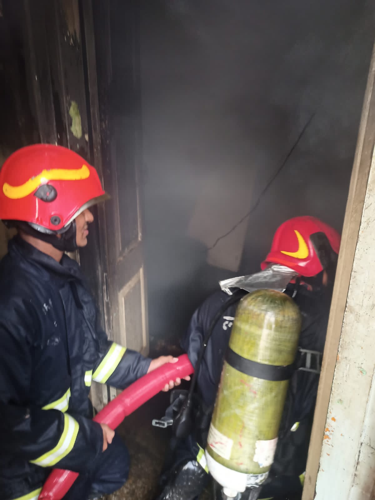 লালবাগে মদিনা মিষ্টান্ন ভান্ডারে ভয়াবহ আগুন