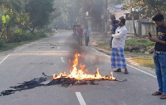 লক্ষ্মীপুরে টায়ার জ্বালিয়ে অবরোধ, ঝটিকা মিছিল