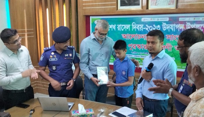 দাউদকান্দি শেখ রাসেলের জন্মদিনে  প্রতিকৃতিতে পুষ্প অর্পণ র‍্যালী আলোচনা সভা ও পুরস্কার বিতরণ