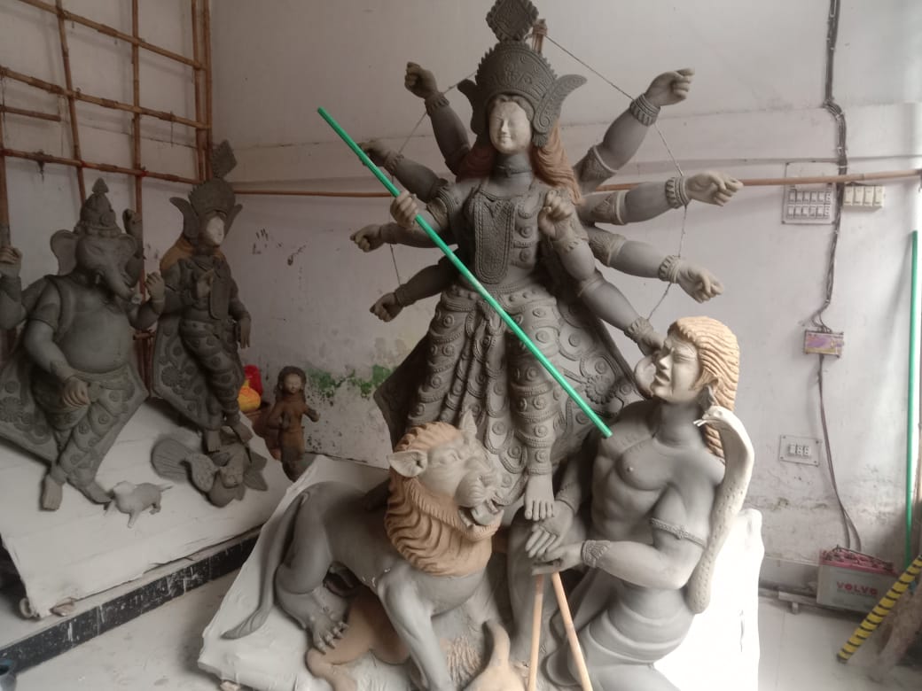 মৌলভীবাজারের জুড়ীতে – মৃৎশিল্পীরা প্রতিমা তৈরীতে ব্যস্ত সময় পার করছে