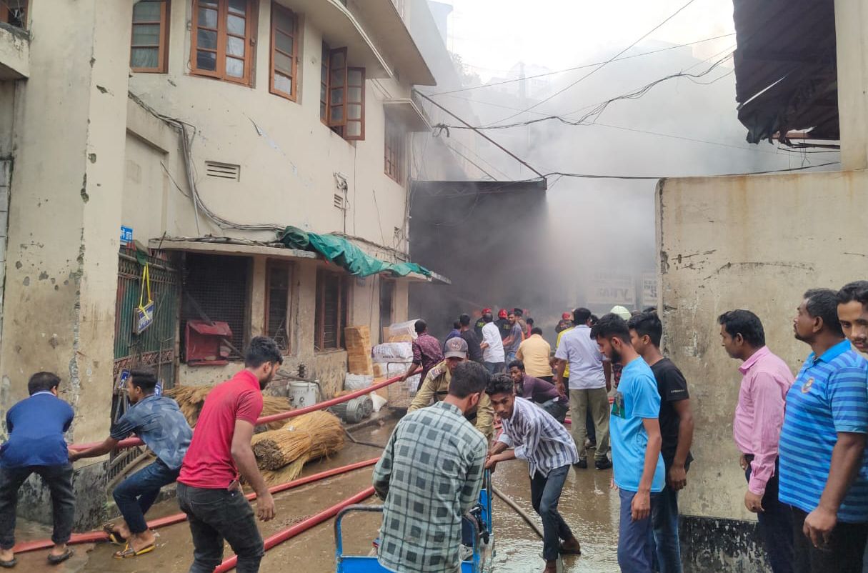 কাকরাইল এস এ পরিবহনের গোডাইন ৪ তলা ভবনে  আগুন নিয়ন্ত্রণে এসেছে: ১০-৫৮ ঘটিকায়