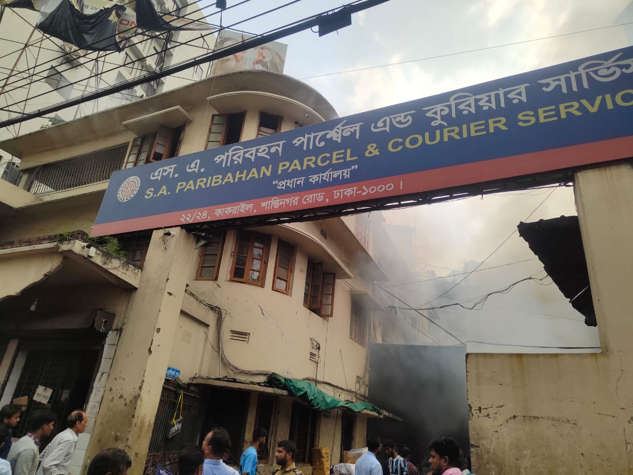 এস এ পরিবহনের গোডাউনে আগুন, নিয়ন্ত্রণে কাজ করছে ৫ ইউনিট