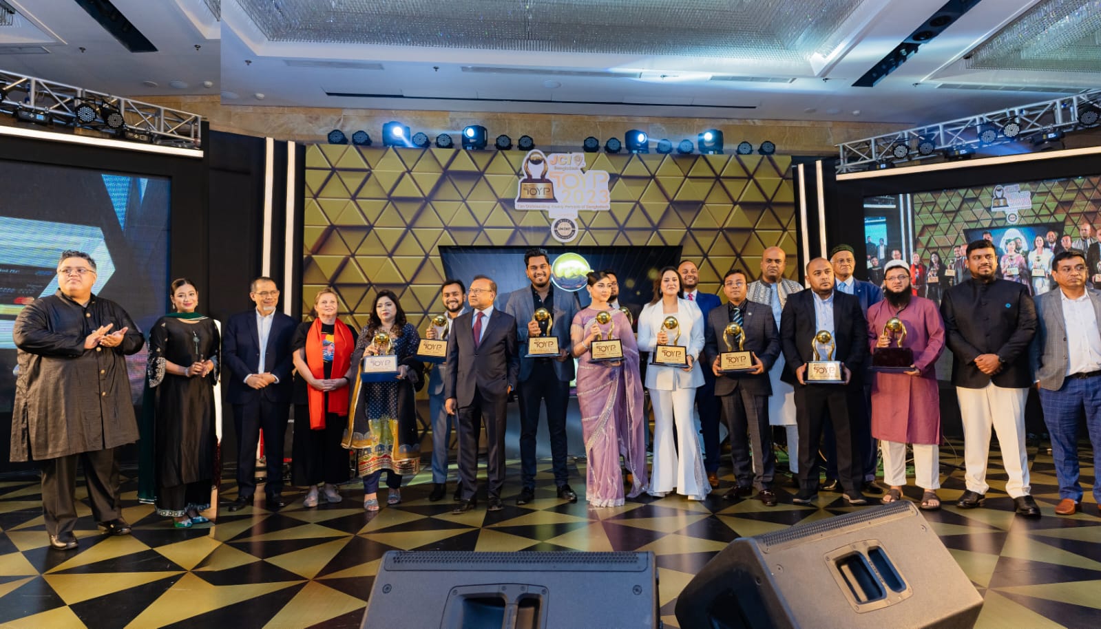 রাজধানীর স্থানীয় হোটেলে অনুষ্ঠিত হলো জেসিআই বাংলাদেশ টেন আউটস্ট্যান্ডিং ইয়াং পারসনস (টয়োপ) পুরস্কার ২০২৩