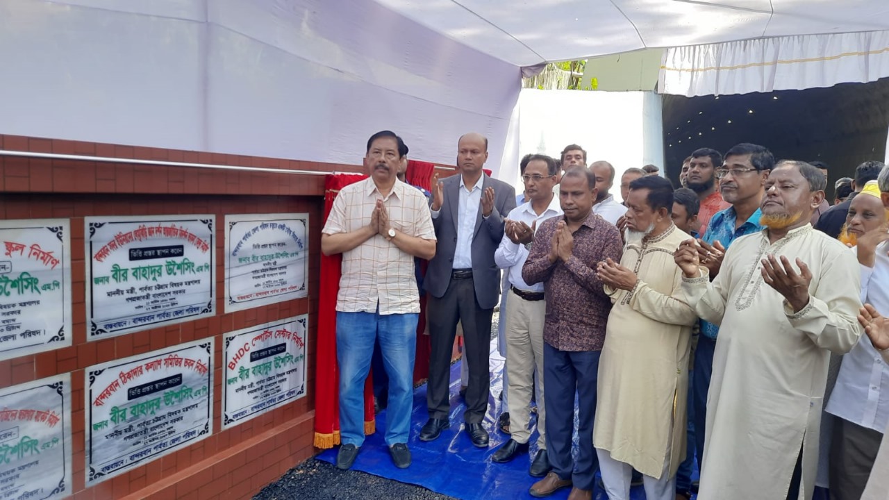 বান্দরবানে দৃষ্টিনন্দন সড়ক টানেল উদ্বোধন করেন পার্বত্যমন্ত্রী বীর বাহাদুর