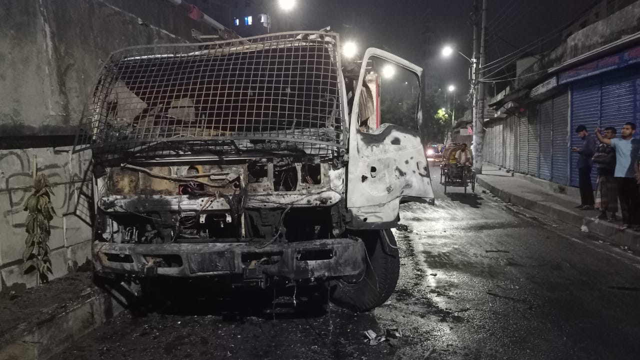 উচ্ছৃঙ্খলার আগুনে পুড়ল ফায়ার সার্ভিসের গাড়ি