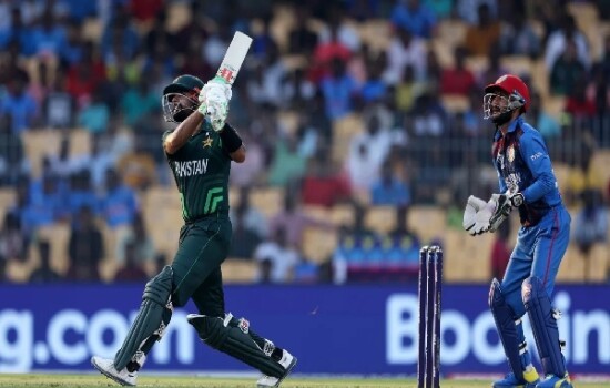 বাবরের ফিফটিতে পাকিস্তানের লড়াকু পুঁজি