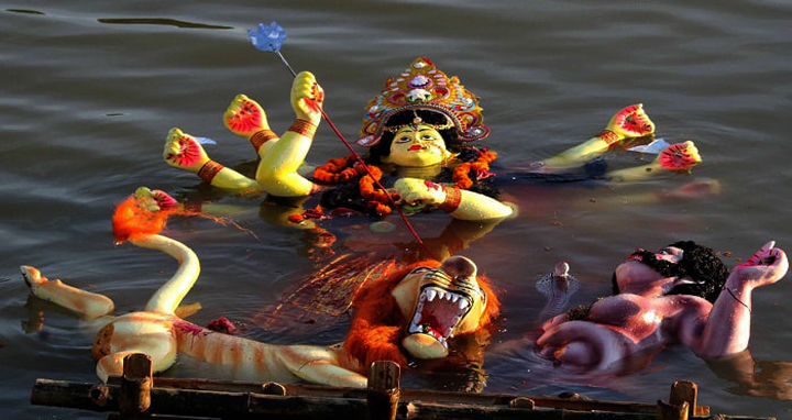 প্রতিমা বিসর্জনের মধ্য দিয়ে শেষ হলো দুর্গোৎসব